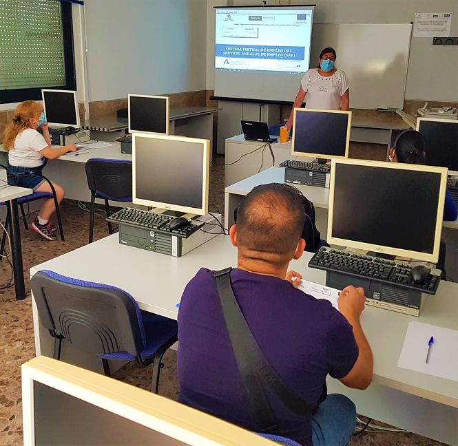 Imagen de una sesiónd e orientación laboral (CÁRITAS)