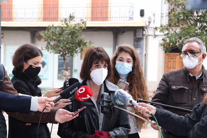 Martina Velarde atiende a los periodistas en Córdoba (PODEMOS)