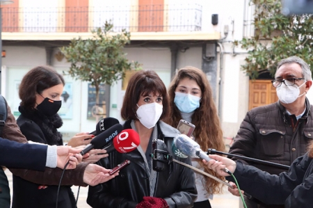 Martina Velarde atiende a los periodistas en Córdoba (PODEMOS) Martina Velarde atiende a los periodistas en Córdoba (PODEMOS)