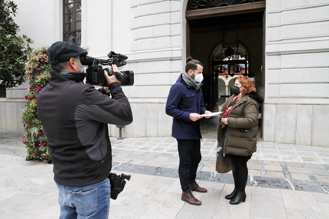 Mari Carmen Pérez y Jesús Fernández en la Plaza del Carmen (IU)