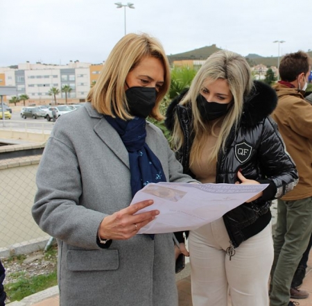 La alcaldesa de Motril ha visitado la rotonda de la Rambla de las Brujas (AYTO. MOTRIL)