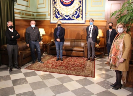 Foto de familia tras la firma del convenio (AYTO. MOTRIL)