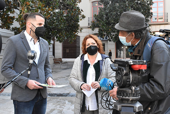 Mari Carmen Pérez y Chus Fernández atienden a los medios (IU)