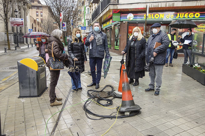 Imagen de la visita a las actuaciones en la Calle San Juan de Dios (JAVIER ALGARRA / AYUNTAMIENTO)