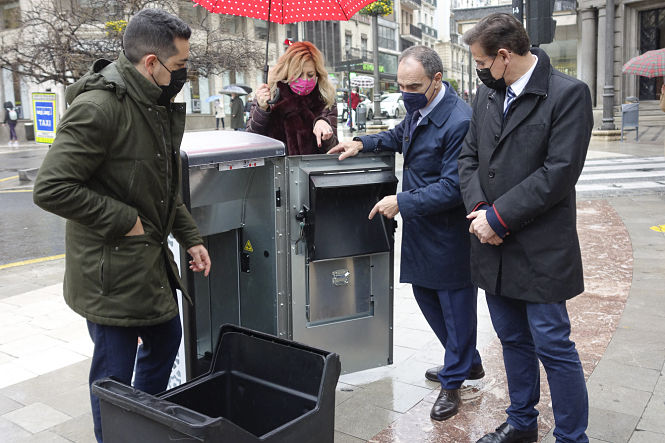 Prototipo de las nuevas papeleras (JAVIER ALGARRA / AYUNTAMIENTO) 