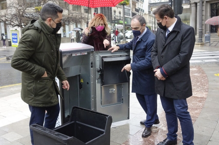 Prototipo de las nuevas papeleras (JAVIER ALGARRA / AYUNTAMIENTO) Prototipo de las nuevas papeleras (JAVIER ALGARRA / AYUNTAMIENTO)