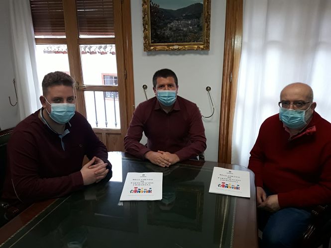 El concejal de Igualdad, el alcalde y el concejal de Bienestar Social de Monachil presentan el nuevo Reglamento de Participación Ciudadana (AYTO. MONACHIL) 