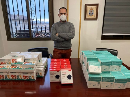 El Alcalde de Pulianas junto a las mascarillas (AYTO. PULIANAS) 