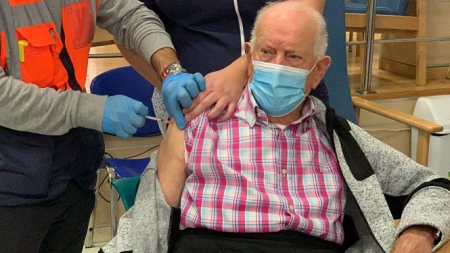 Un usuario del centro recibe la vacuna (AYTO. MARACENA) Un usuario del centro recibe la vacuna (AYTO. MARACENA)