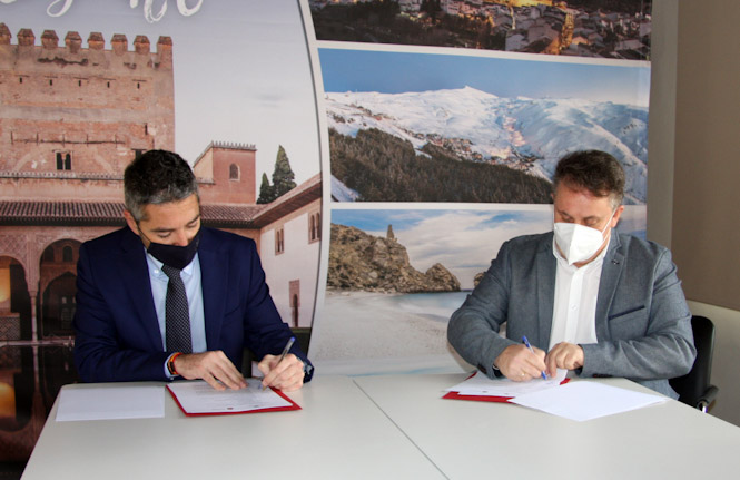 Manuel Olivares y Enrique Medina durante la firma del convenio (DIPUTACIÓN)