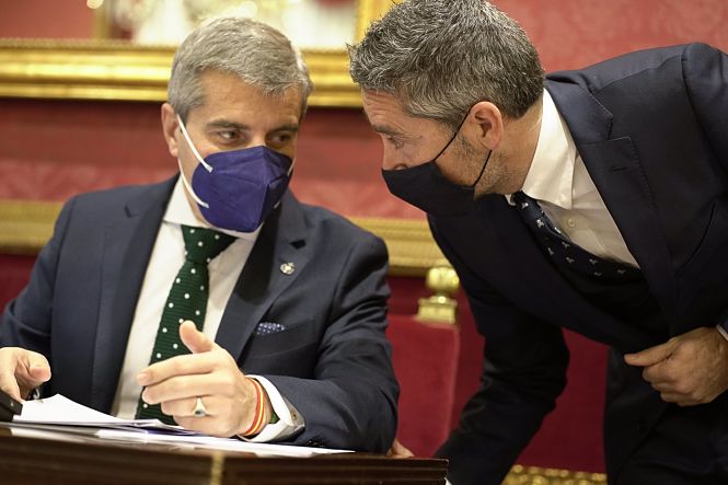 Los portavoces del equipo de gobierno local de Granada, César Díaz y Manuel Olivares, en el Debate del Estado de la Ciudad (AYUNTAMIENTO)