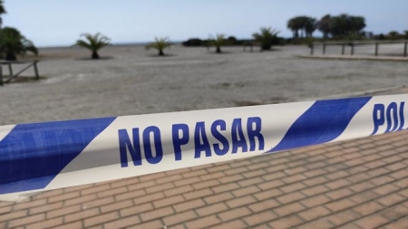 Indicativo que prohíbe el paso a una playa de Motril, en imagen de archivo (AYUNTAMIENTO) 
