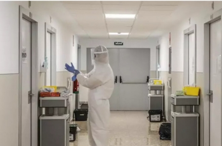 Un trabajador sanitario se dispone a entrar en una habitación (ROBER SOLSONA / EUROPA PRESS) 