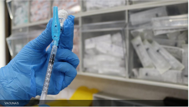 Un sanitario prepara una vacuna (JUNTA DE ANDALUCÍA) 