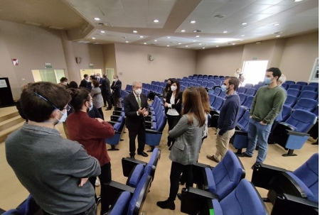 El consejero Rogelio Velasco con algunos de los jóvenes investigadores que se incorporan a centros de investigación (JUNTA)