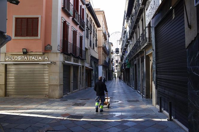 Calle Zacatin, una de las calles comerciales de la ciudad de Granada, durante el cierre de la actividad no esencial (ÁLEX CÁMARA / EUROPA PRESS)
