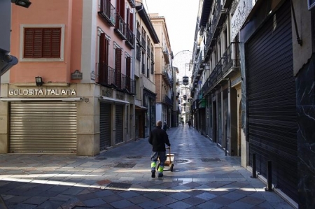 Calle Zacatin, una de las calles comerciales de la ciudad de Granada, durante el cierre de la actividad no esencial (ÁLEX CÁMARA / EUROPA PRESS)