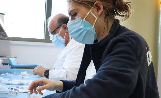 Sanitarios preparan las vacunas (JUNTA DE ANDALUCÍA) 