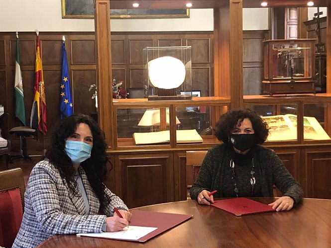 La consejera de Igualdad, Políticas Sociales y Conciliación, Rocío Ruiz, y la rectora de la Universidad de Granada, Pilar Aranda (JUNTA) 