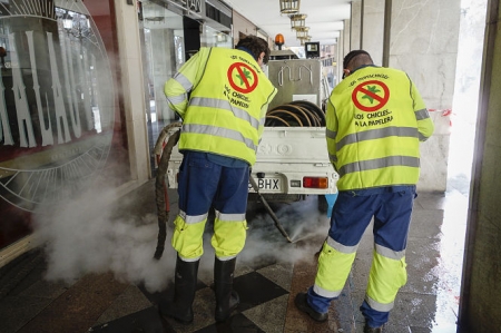 Operarios en tareas de limpieza (JAVIER ALGARRA / AYUNTAMIENTO)