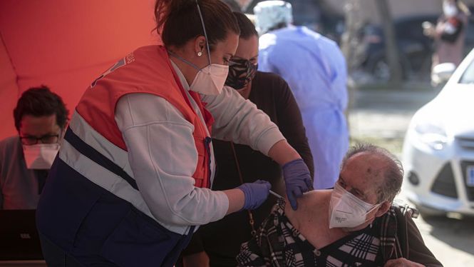 Un anciano recibe su dosis de la vacuna (AYUNTAMIENTO LORA) 