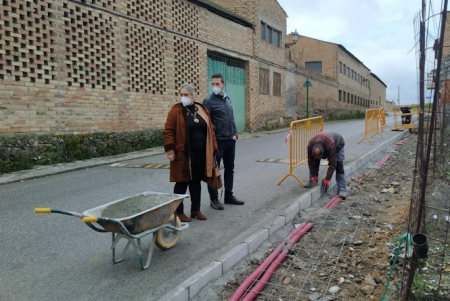 La alcaldesa de Las Gabias y el concejal de Obras Públicas supervisan los trabajos de acerado (AYTO. LAS GABIAS)