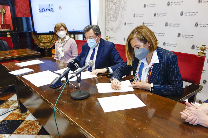 Imagen de la firma del convenio (JAVIER ALGARRA / AYUNTAMIENTO) 