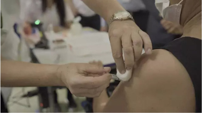 Una persona recibe la vacuna (INSTITUTO BUTANTAN /DPA) 