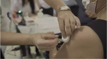 Una persona recibe la vacuna (INSTITUTO BUTANTAN /DPA) 