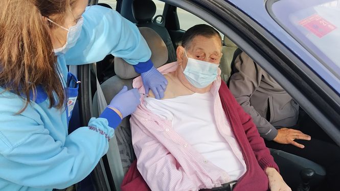 Un mayor de Almuñécar recibe su dosis de la vacuna (AYTO. ALMUÑÉCAR)