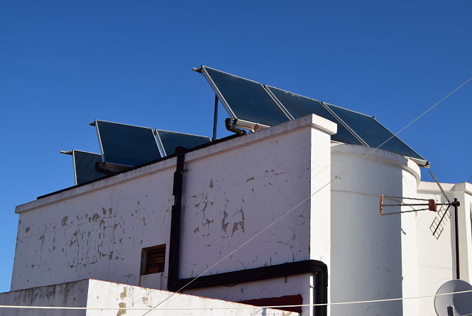 Placas solares en un edificio (JUNTA DE ANDALUCIA)