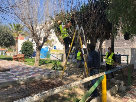 Operarios municipales trabajan en una zona verde (AYTO. GUALCHOS)
