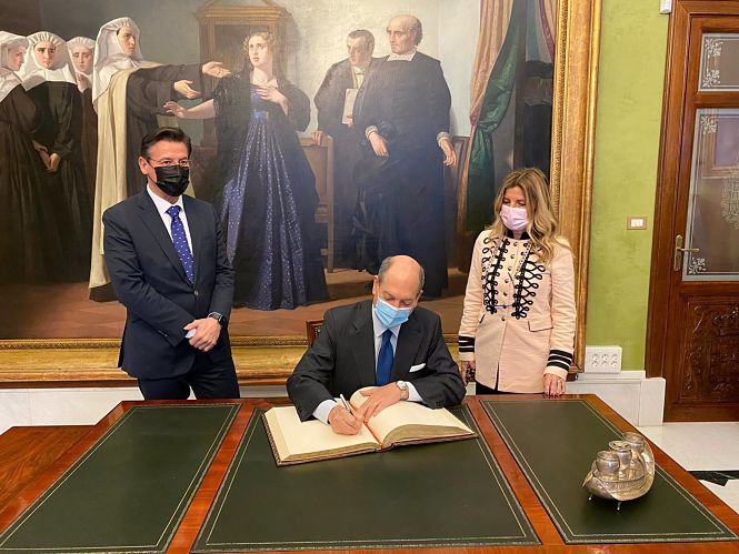 El embajador de Italia en España, Riccardo Guariglia, firma el Libro de Honor del Ayuntamiento de Granada, en presencia del alcalde, Luis Salvador, y la edil de Patrimonio, Eva Martín (EMBAJADA DE ITALIA EN ESPAÑA) 