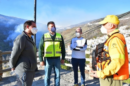 El Delegado de Desarrollo Sostenible, Manuel García ha visitado la zona del incendio (INFOCA) El Delegado de Desarrollo Sostenible, Manuel García ha visitado la zona del incendio (INFOCA)