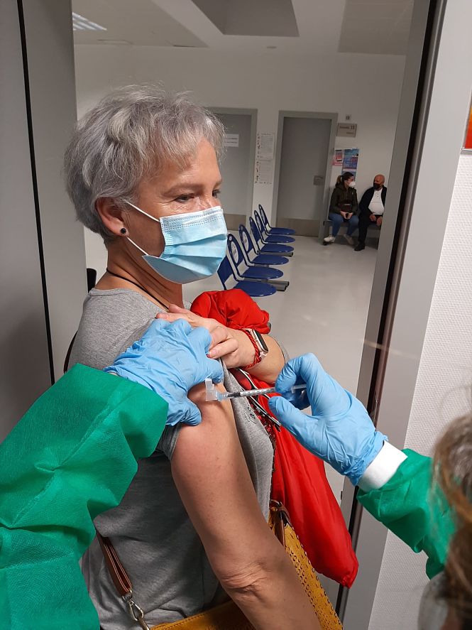 Una vecina de Otura recibe la vacuna del coronavirus (AYTO. OTURA) 