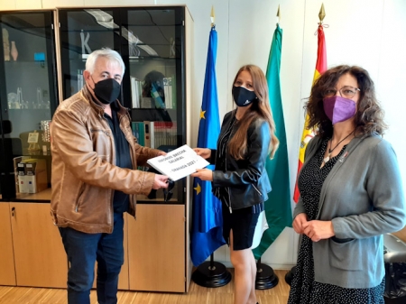 Ricardo Flores entrega el informe sobre la brecha salarial a Virginia Fernández (CCOO) 