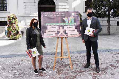 Mari Carmen Pérez y Chus Fernández han presentado la campaña (IU)