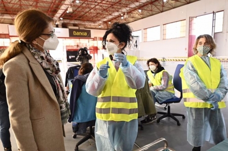 La delegada de Educación y Deporte en Granada, Ana Berrocal, en el inicio de la campaña de vacunación contra el covid-19 en Fermasa (JUNTA) 