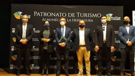 El delegado territorial de Turismo de la Junta en Granada, Gustavo Rodríguez, visita el municipio de Almuñécar (JUNTA DE ANDALUCÍA) 