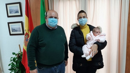 El Alcalde de Güejar Sierra, José Robles junto a una madre con su hijo (AYTo. GÜEJAR SIERRA)