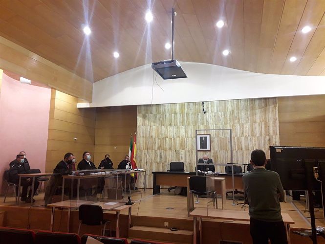 Primera sesión del juicio contra los dos acusados de apuñalar a un hombre a las puertas de un bar en Granada (EUROPA PRESS)