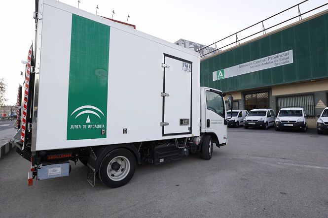 Llegada de las primeras dosis de la vacuna contra el coronavirus llegan al Almacén Central del SAS en Atarfe (ÁLEX CÁMARA / EUROPA PRESS) 