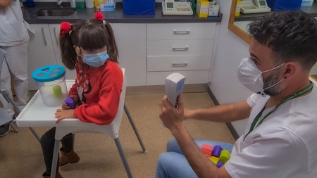 Una menor es atendida en la consulta (HOSPITAL SAN CECILIO)
