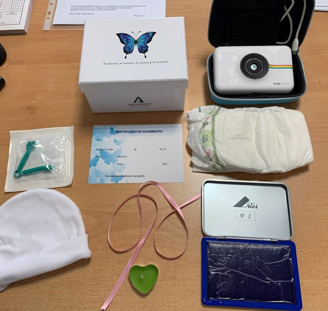 Caja de recuerdos diseñada por las matronas del Hospital Universitario Virgen de las Nieves (JUNTA DE ANDALUCÍA)