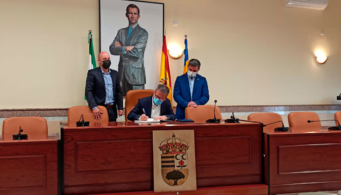 El Delegado de turismo, Gustavo Rodríguez fiema en el libro de honor de Ogijares (JUNTA)