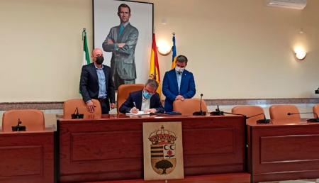 El Delegado de turismo, Gustavo Rodríguez fiema en el libro de honor de Ogijares (JUNTA)