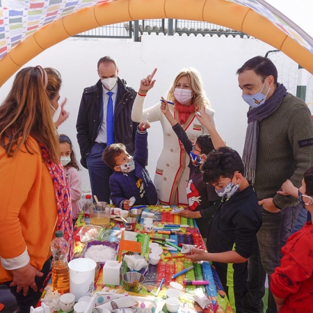 La concejal de Medio Ambiente, Pepa Rubia ha visitado el taller de reciclaje en el Colegio Andrés Segovia (JAVIER ALGARRA / AYUNTAMIENTO)