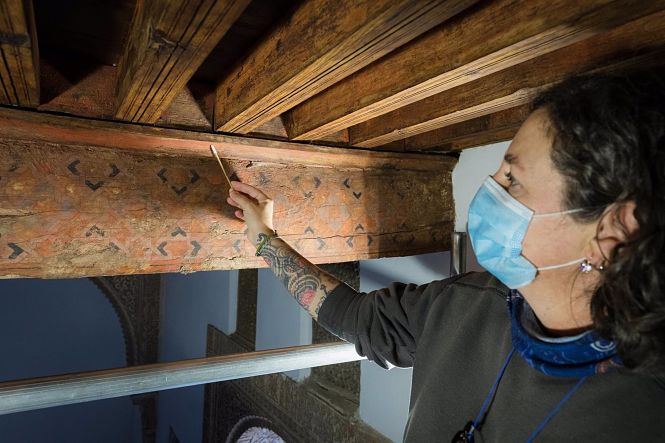 Recuperación de la policromía original de un alfarje de una alcoba del Patio de Comares (PATRONATO ALHAMBRA Y GENERALIFE) 