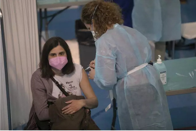 Profesionales de Educación reciben la primera dosis de la vacuna AstraZeneca (MARÍA JOSÉ LÓPEZ / EUROPA PRESS) 