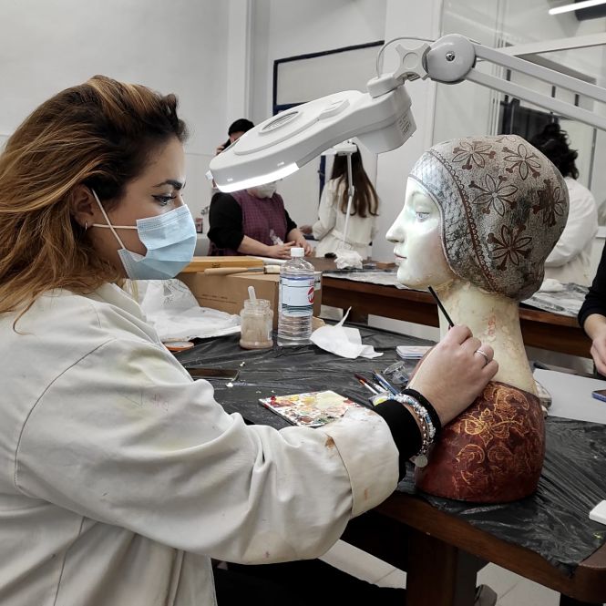 Una alumna en la Restauración de la una obra (EAG) 